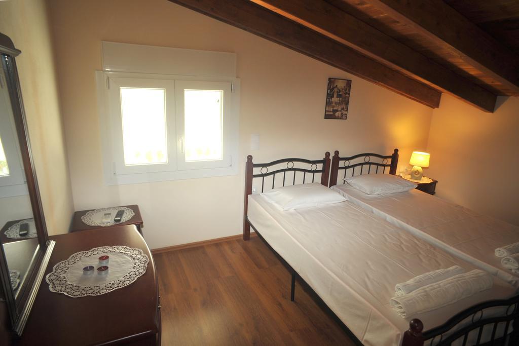 Villa Poulades Gouvia Ruang foto